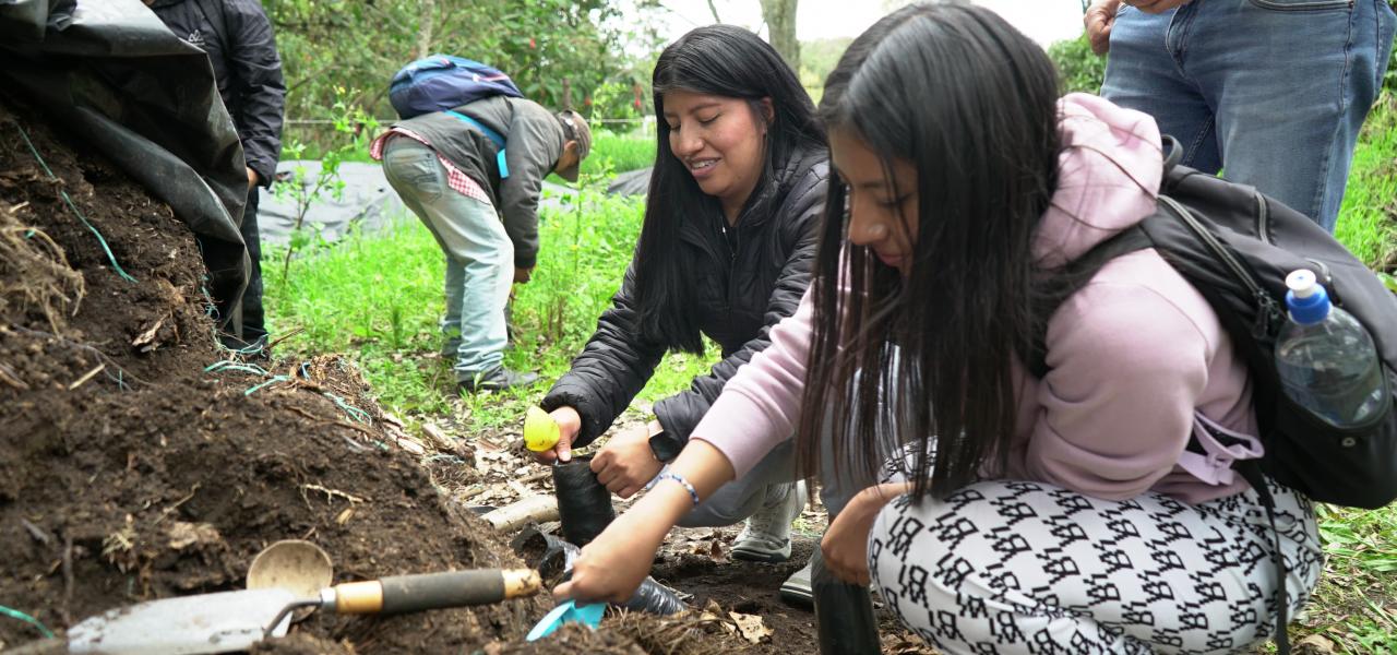Mujeres realizando jornada pedagógica por comparendos.