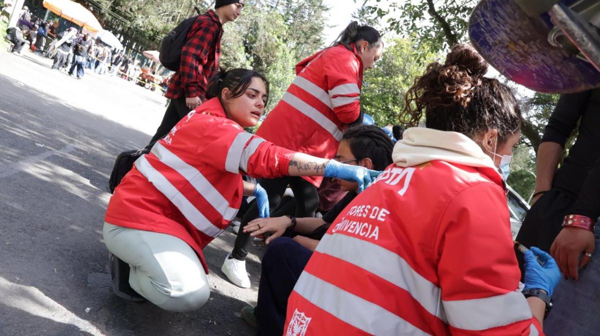 Gestores de convivencia atendiendo a skaters