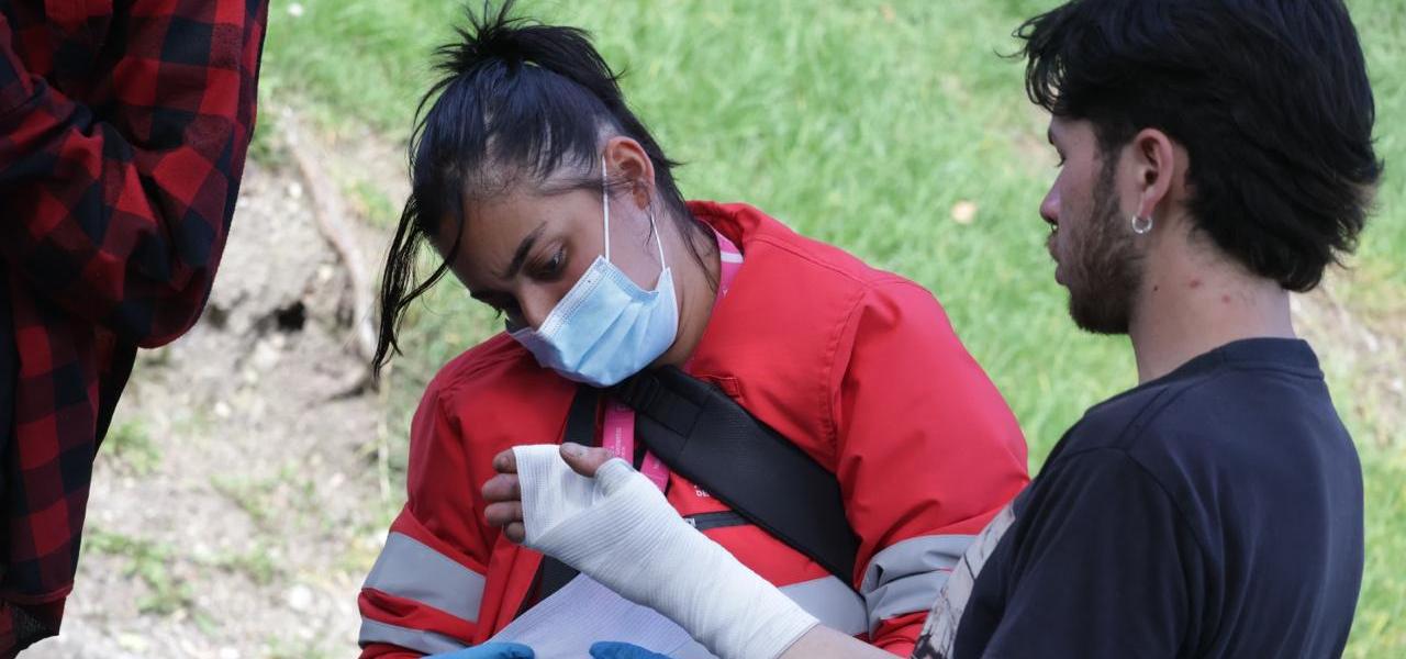 Una de las gestoras de convivencia atendiendo a un skater.