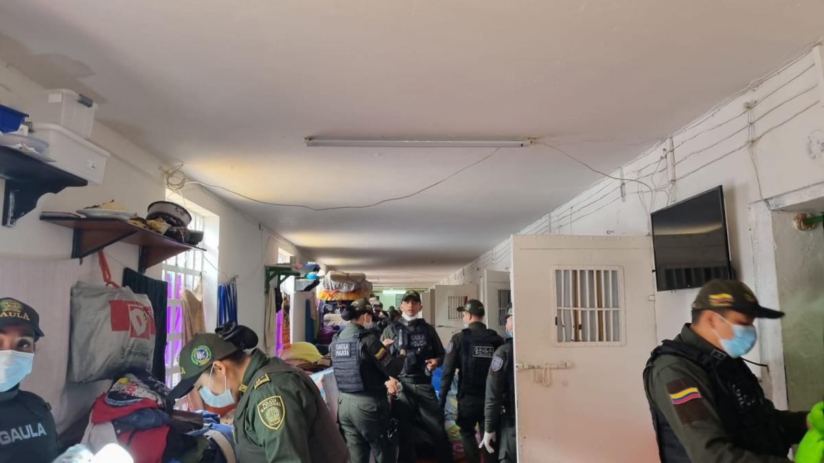 Uniformados de la Policía realizando inspección en las celdas de la cárcel