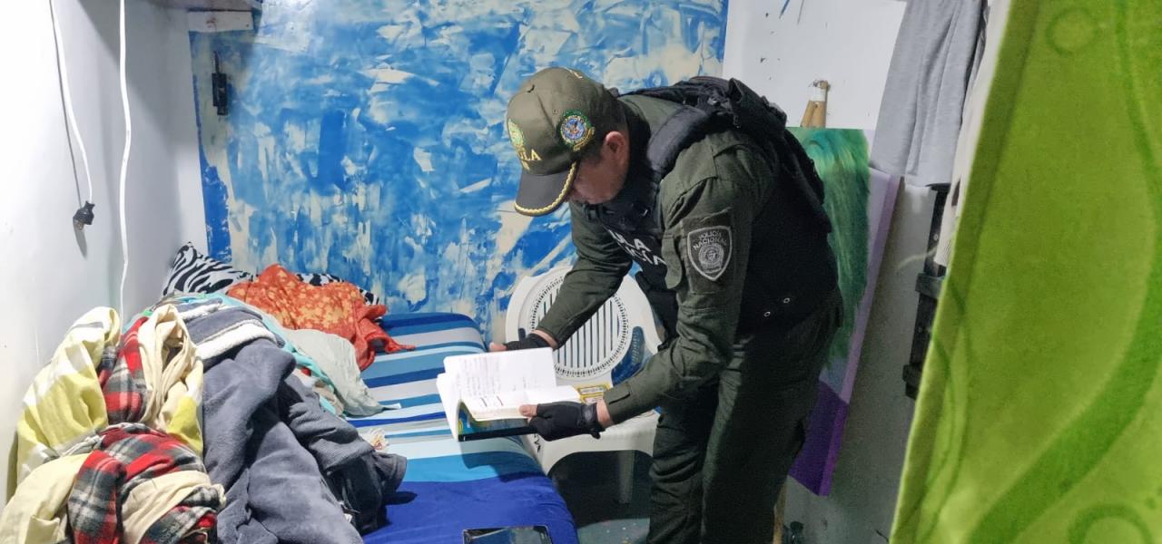 Policía revisando una celda de la cárcel por extorsión