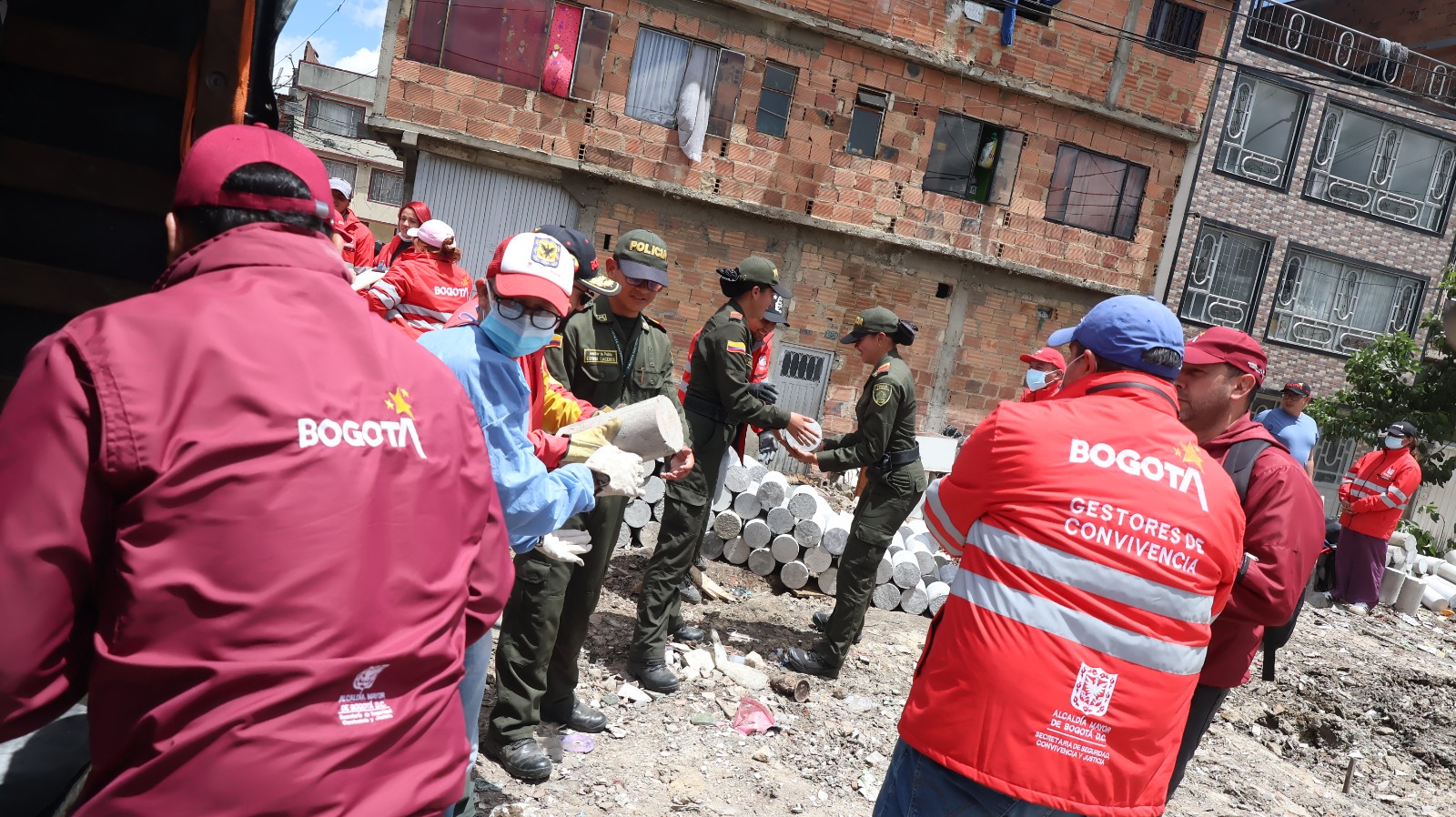 Gestores de Convivencia en una jornada de embellecimiento