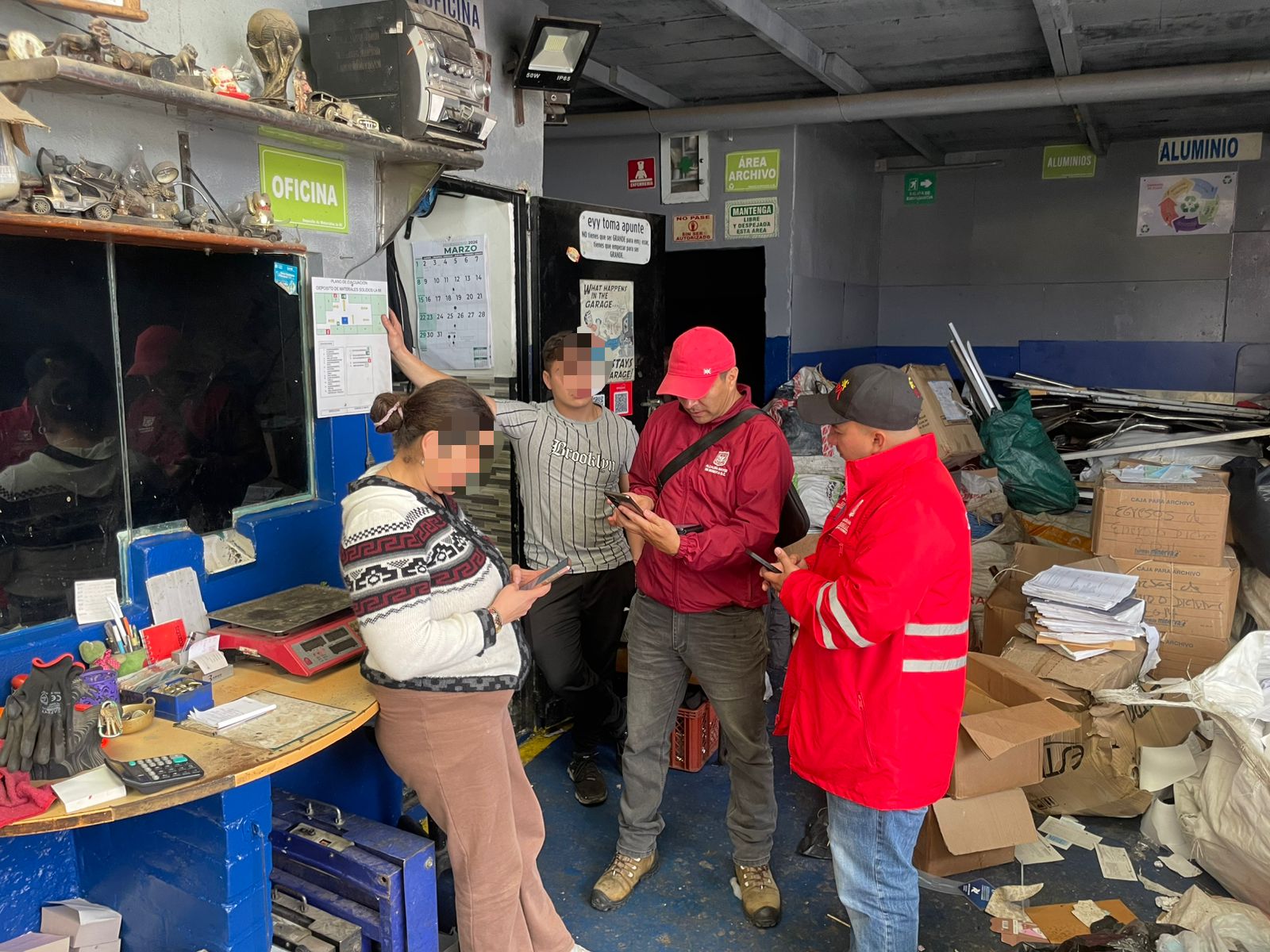 Operativo en bodegas de reciclaje.