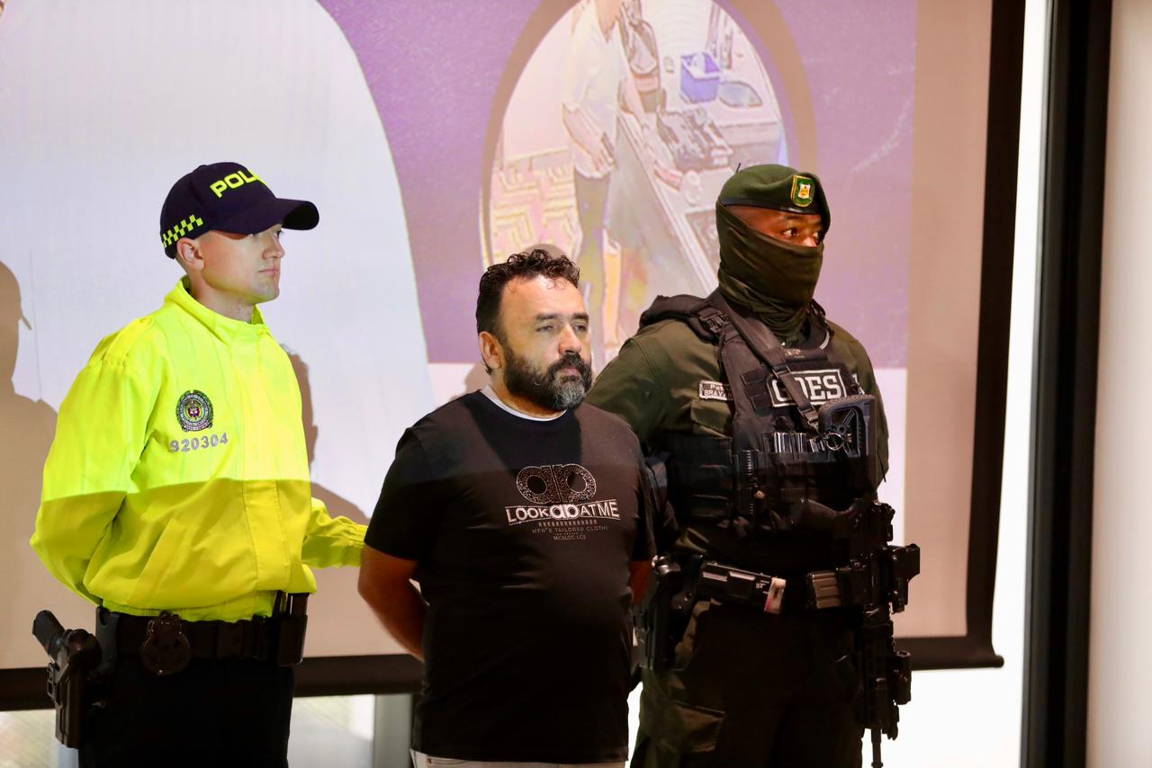 La caída de Misón, el narco que tenía una vida de lujos con fachada de empresario de la noche Un hombre capturado junto a un policía y hombre del Goes