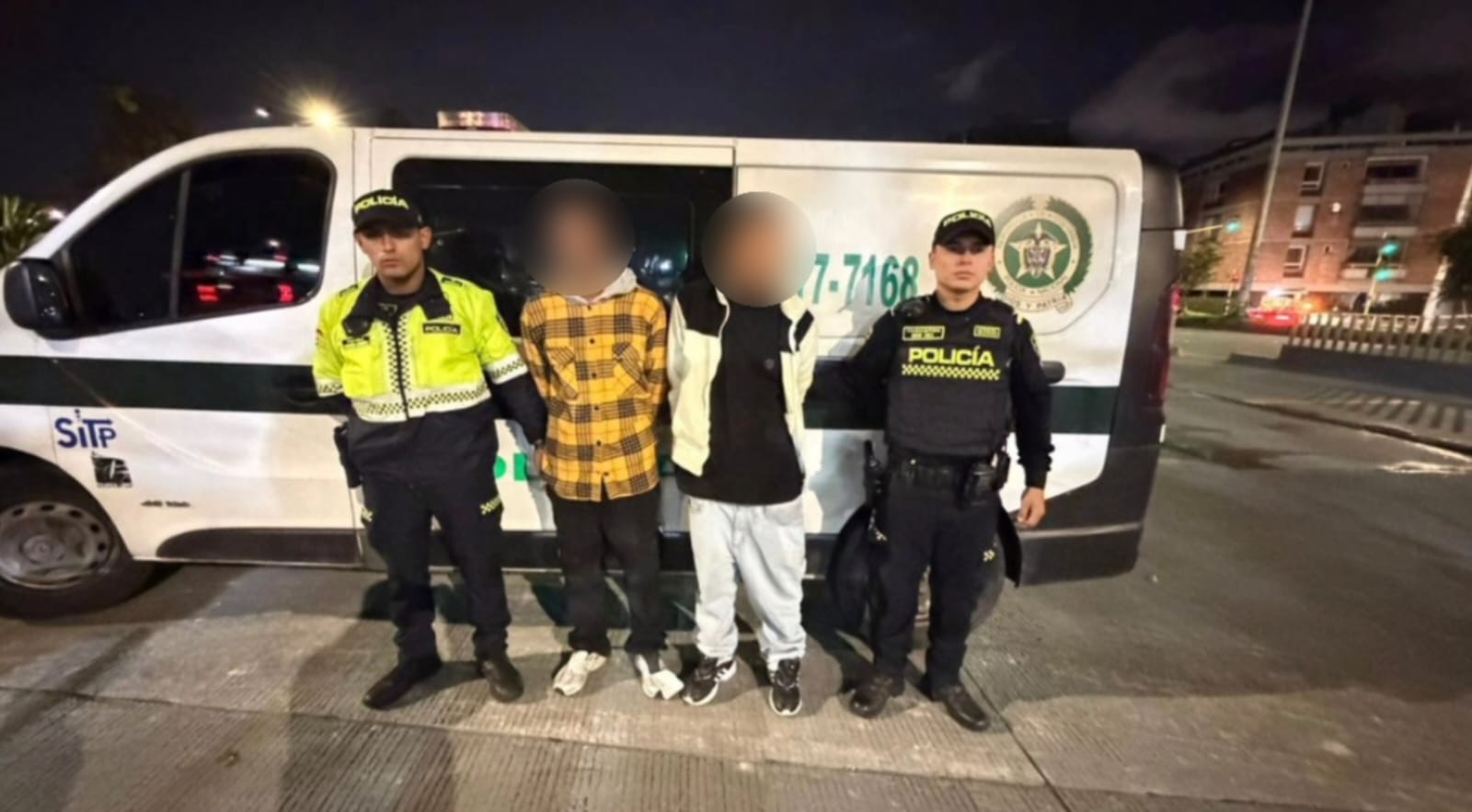 Dos hombres capturados junto a dos policías