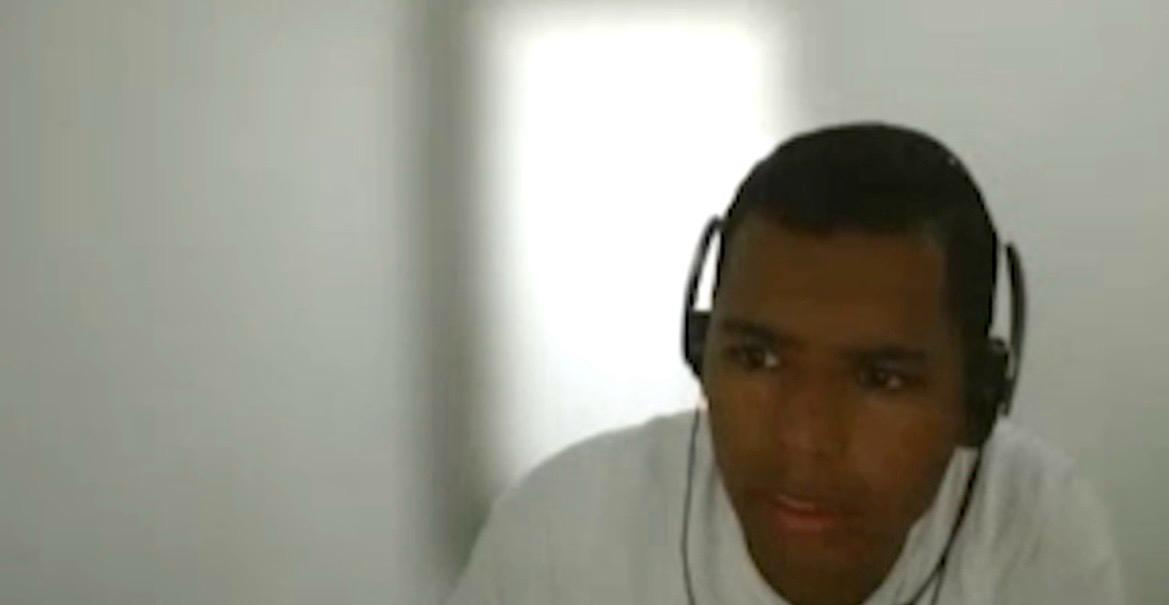 Hombre con audífonos