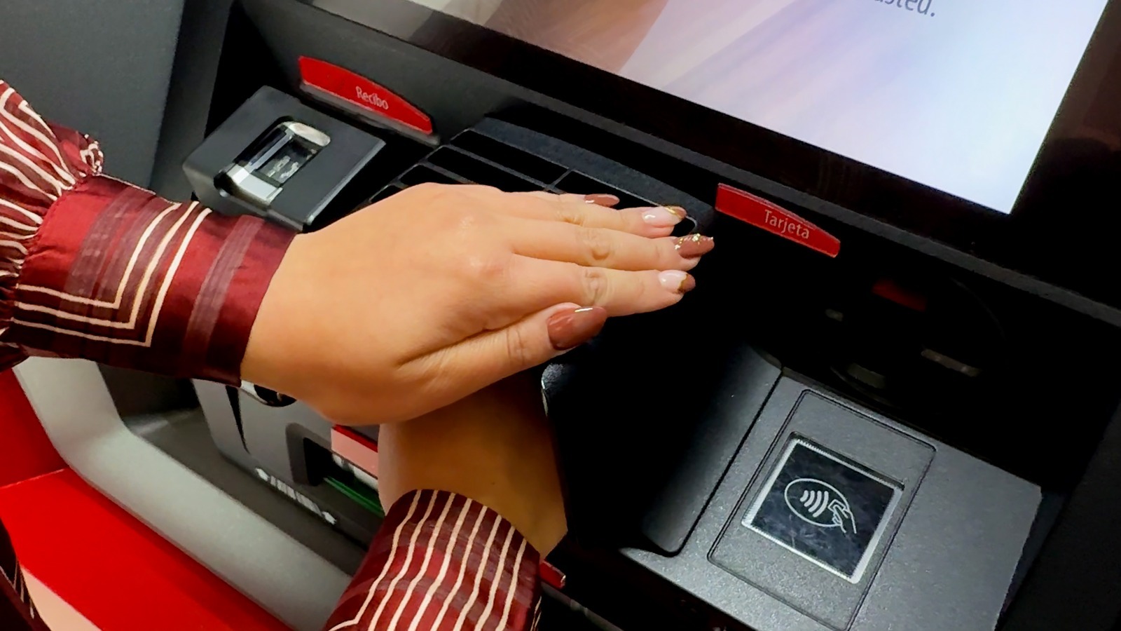 Manos de una persona en un cajero automático