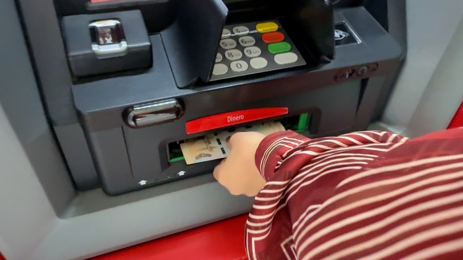 Manos de una persona en un cajero automático