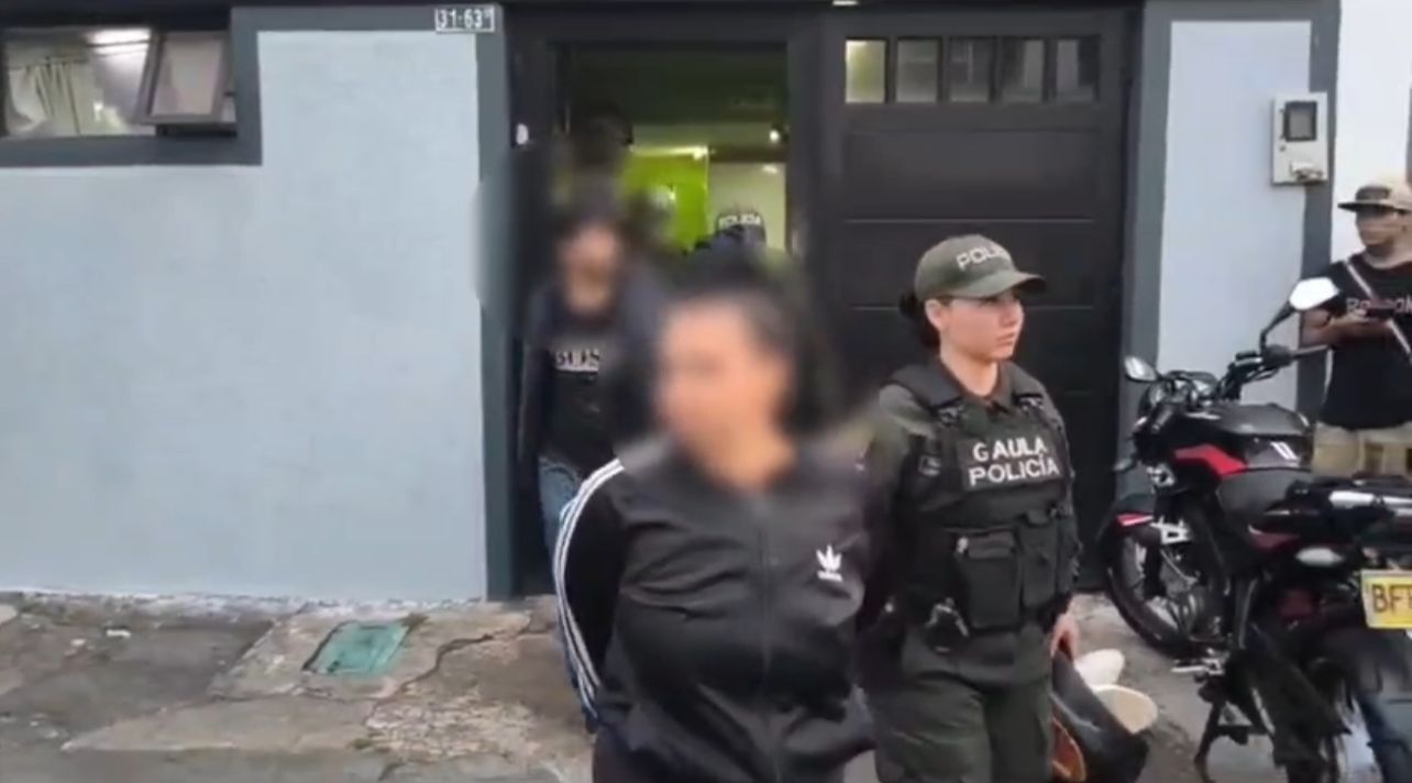 mujer capturada junto a un policía
