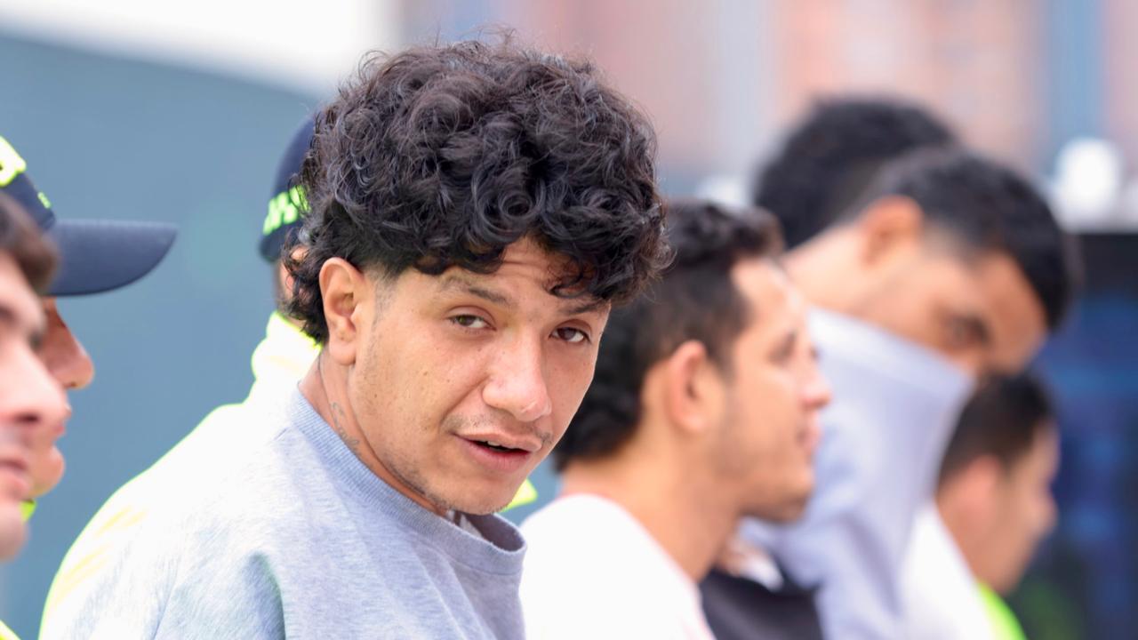 Varios hombres capturados junto a varios policías