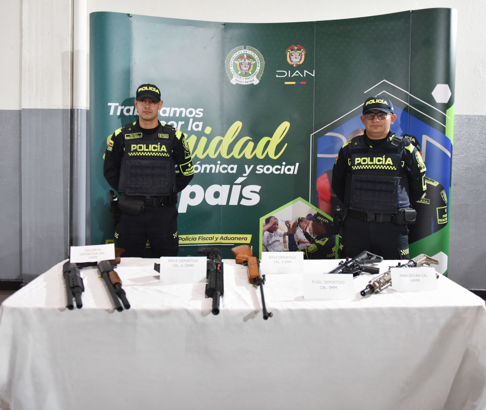 86 armas traumáticas, de fogueo y de aire comprimido, fueron aprehendidas en comercios de Puente Aranda Policía incauta armas traumáticas en medio de control de aduanas