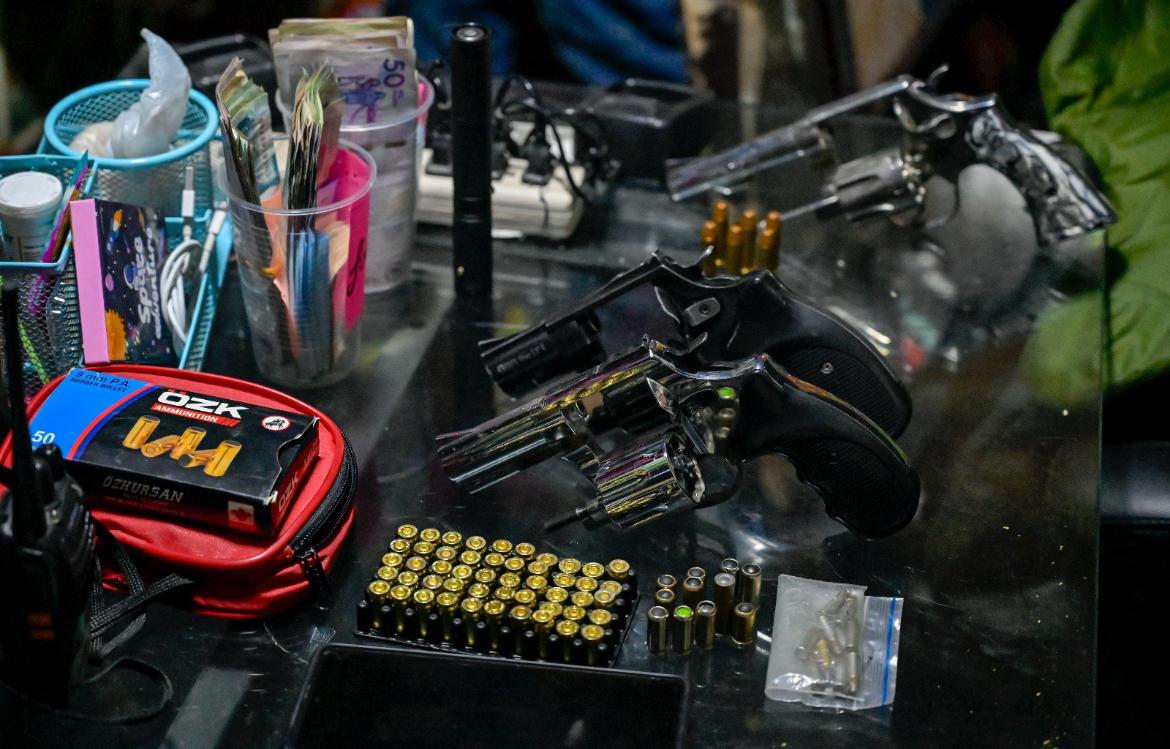 En bares de Engativá fueron halladas armas, estupefacientes, licor adulterado y celulares robados en medio de un operativo En bares de Engativá fueron halladas armas, estupefacientes, licor adulterado y celulares robados en medio de un operativo