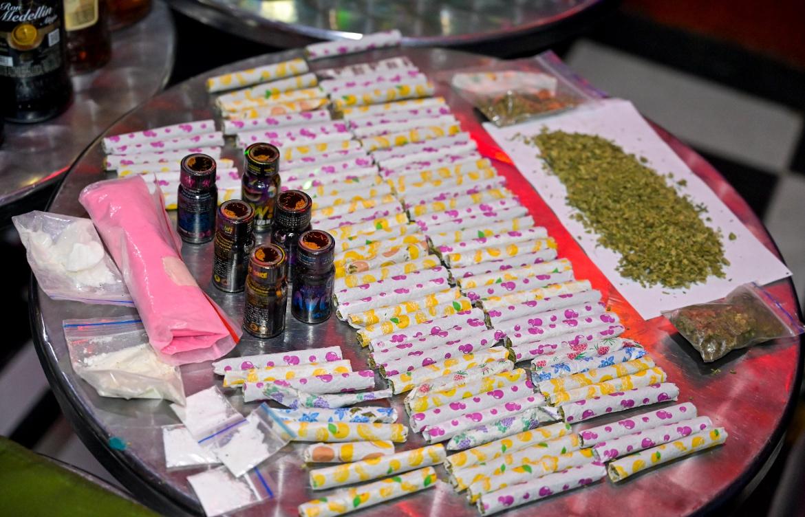 En bares de Engativá fueron halladas armas, estupefacientes, licor adulterado y celulares robados en medio de un operativo En bares de Engativá fueron halladas armas, estupefacientes, licor adulterado y celulares robados en medio de un operativo