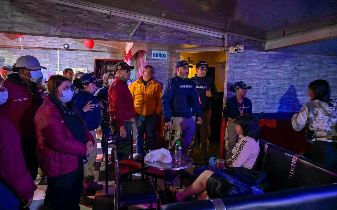 En bares de Engativá fueron halladas armas, estupefacientes, licor adulterado y celulares robados en medio de un operativo En bares de Engativá fueron halladas armas, estupefacientes, licor adulterado y celulares robados en medio de un operativo