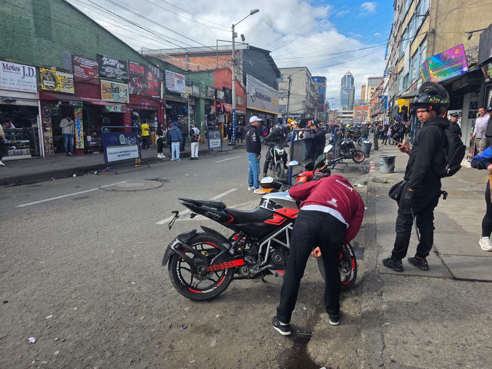 Capturado en La Favorita un hombre que tenía una motocicleta con sistemas de identificación regrabados Varias personas en una calle