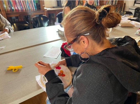 ejiendo y bordando, así se construyen nuevas oportunidades en Casa Libertad