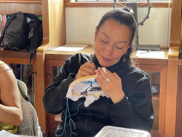 ejiendo y bordando, así se construyen nuevas oportunidades en Casa Libertad