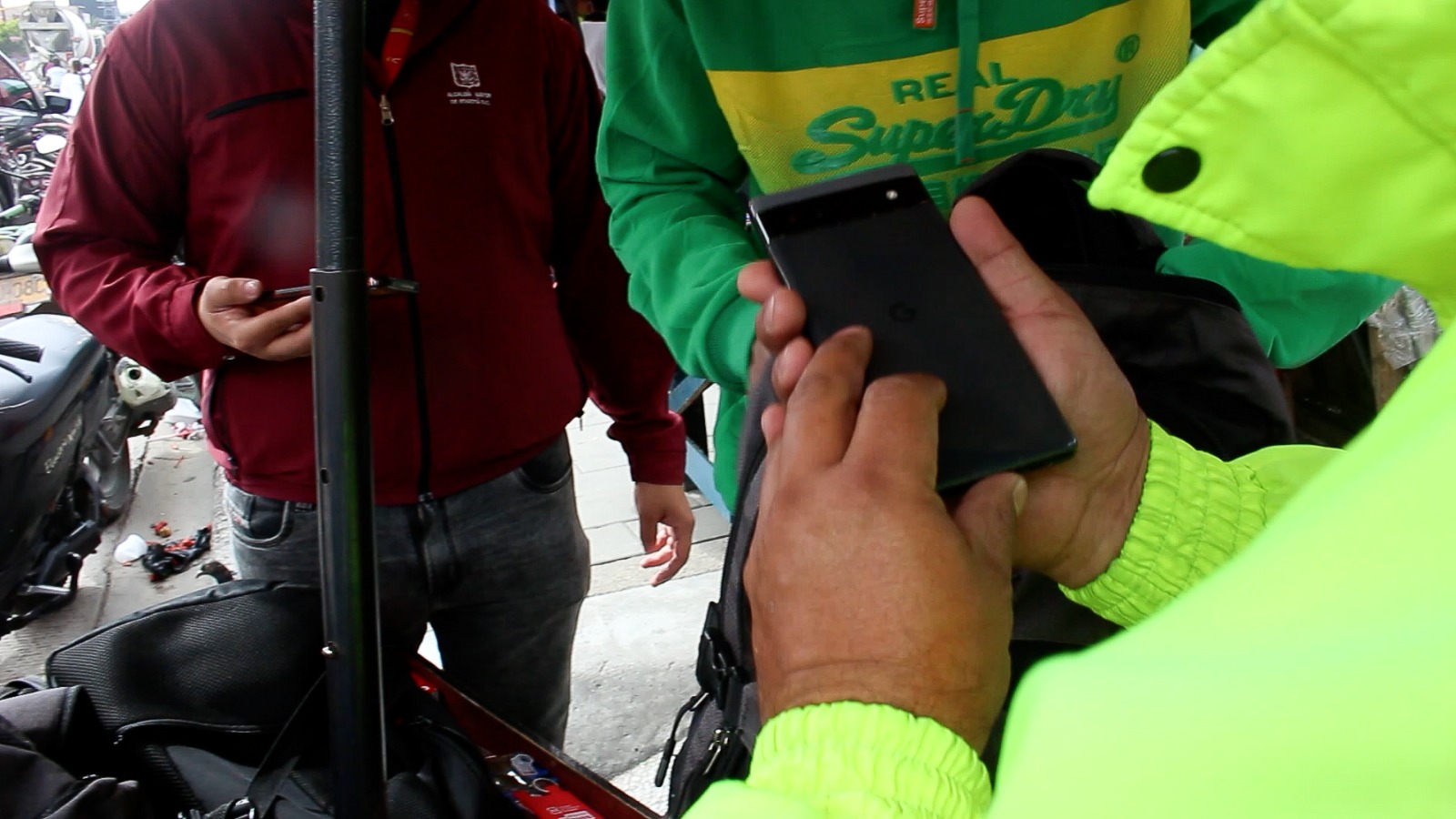 Hombres con un celular en la mano