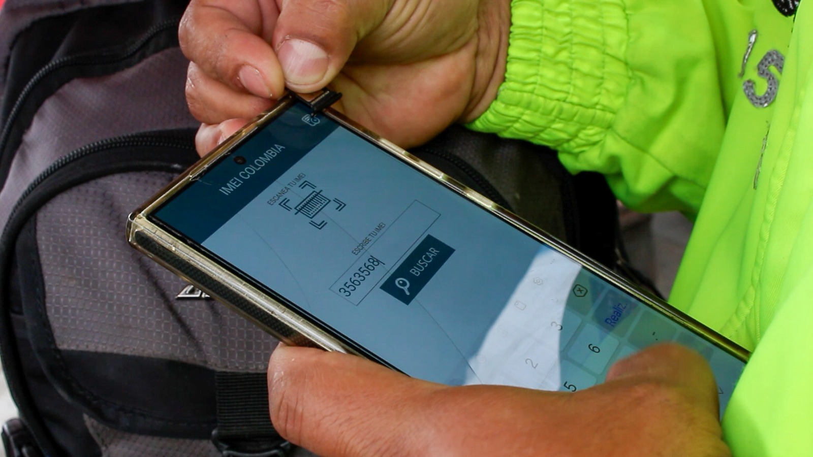 Hombre con un celular en la mano