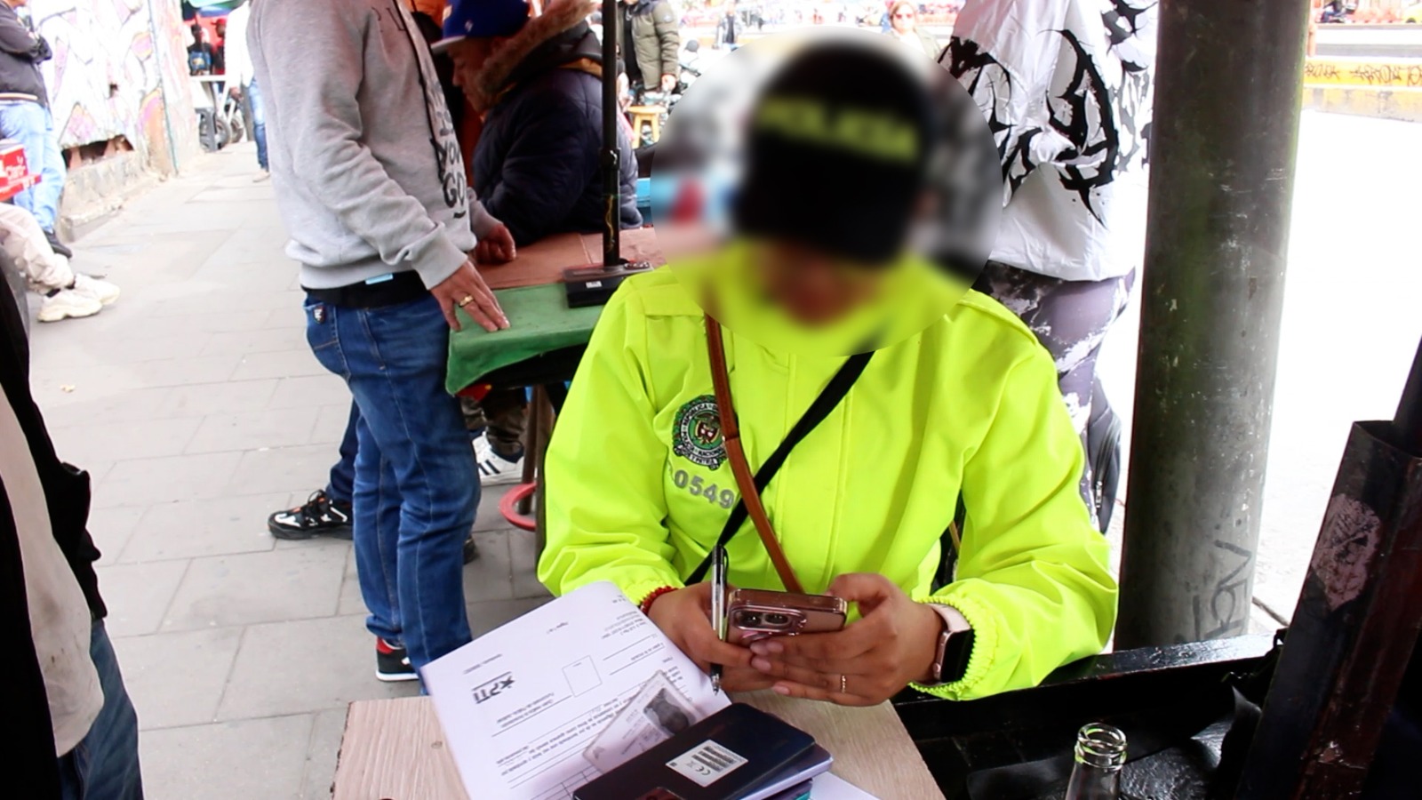 Policía con celulares incautados en la mano