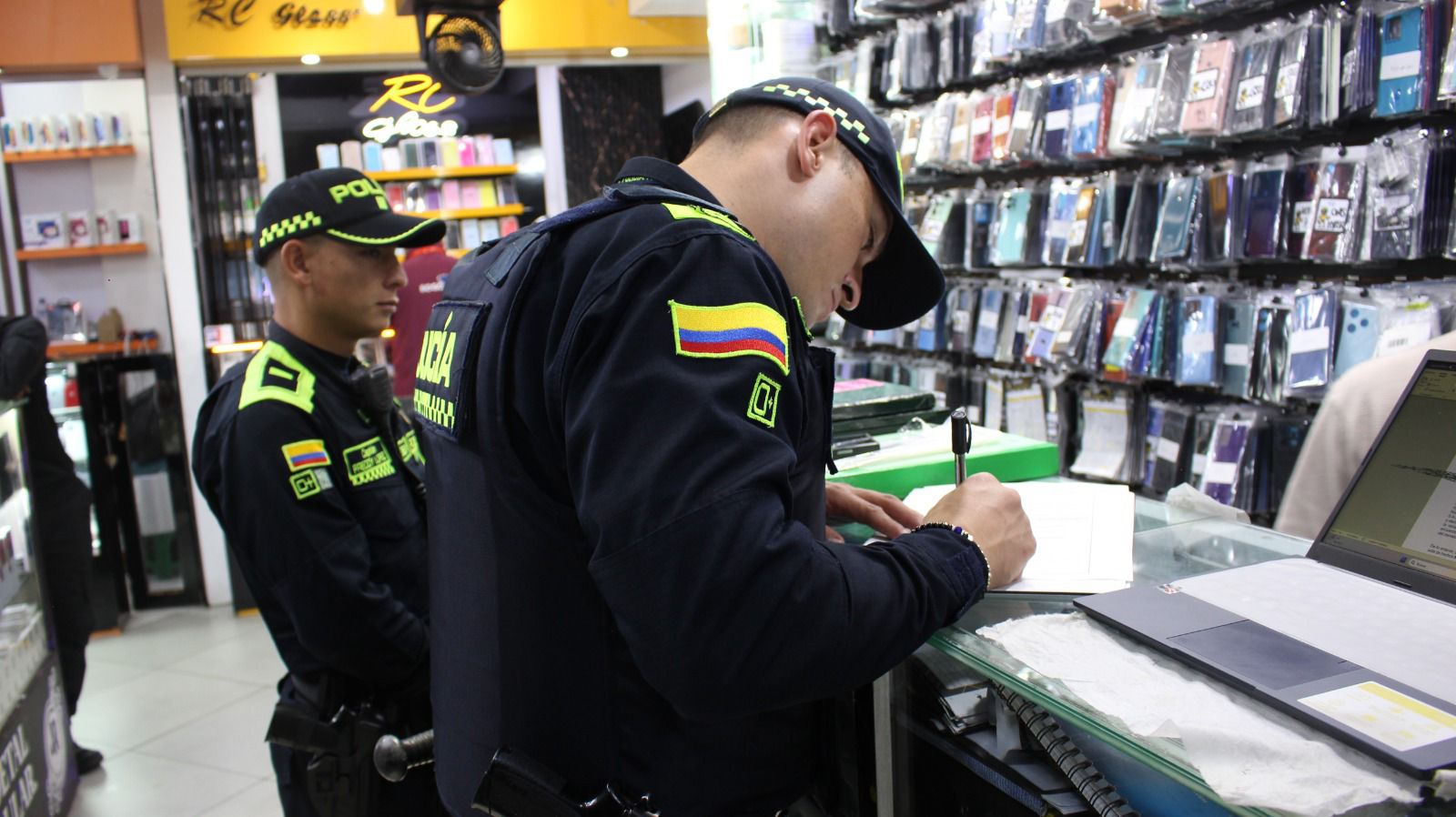 En el sector de la Calle 13 fueron incautados 122 celulares hurtados en Perú y se aprehendieron 40 mil accesorios