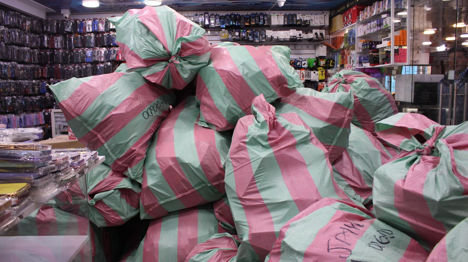 En el sector de la Calle 13 fueron incautados 122 celulares hurtados en Perú y se aprehendieron 40 mil accesorios