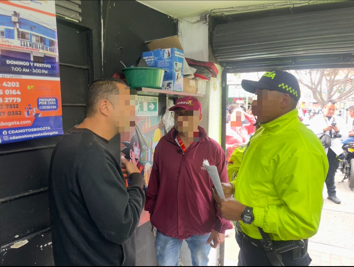 Tres hombres hablando dentro de un establecimiento