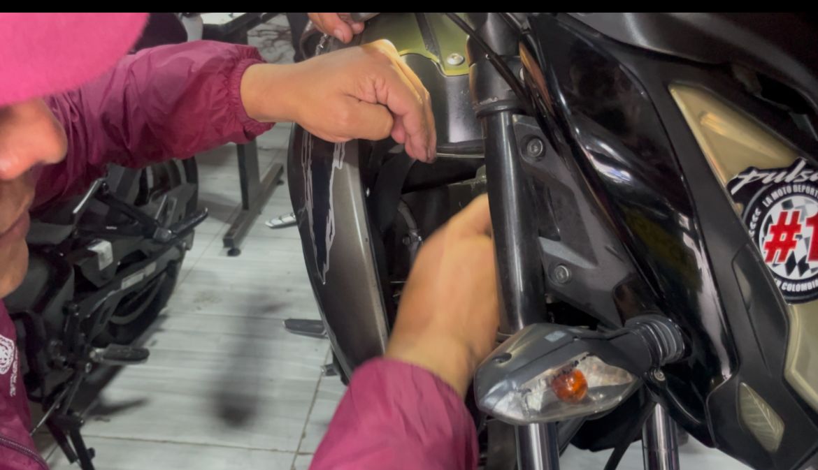 Un hombre revisando una moto