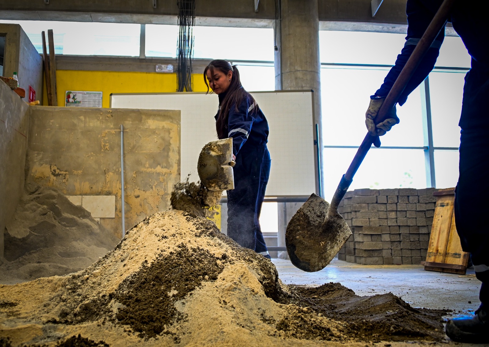 Aprendiendo de construcción sostenible: la historia de Deisy Quevedo, una mujer pospenada que ahora tiene la vida lejos de las calles y el delito