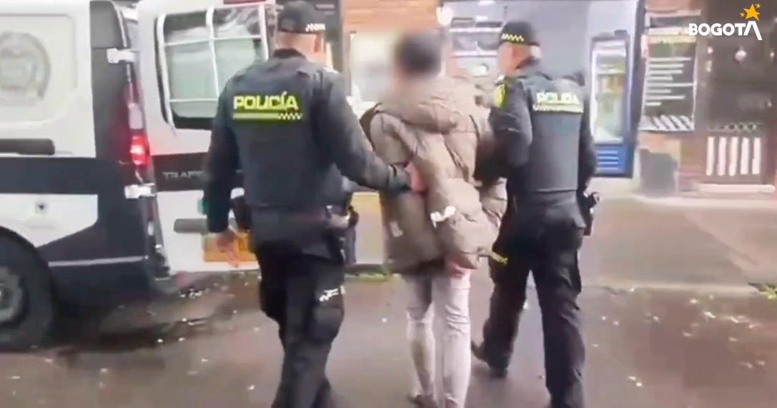 Hombre capturado junto a dos policías 