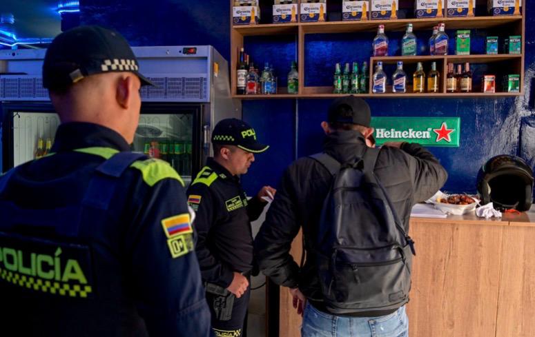 Los delitos sexuales se han reducido 38,6% en lo corrido del año en Bogotá Varias personas en un bar