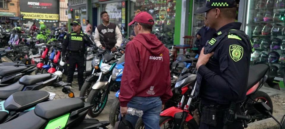 Los delitos sexuales se han reducido 38,6% en lo corrido del año en Bogotá Varias personas con motocicletas