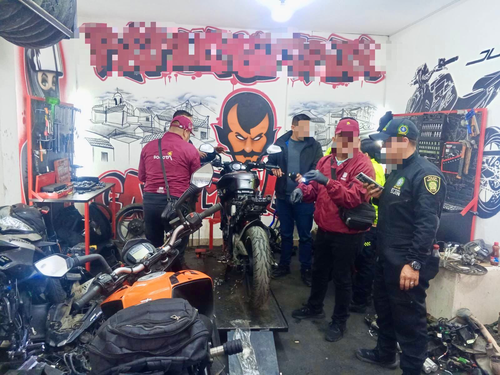 Allanamiento en ‘desguazadero’ de motos en Patio Bonito deja dos capturados y varias autopartes recuperadas