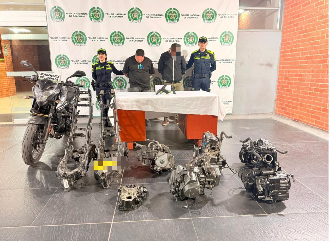 Allanamiento en ‘desguazadero’ de motos en Patio Bonito deja dos capturados y varias autopartes recuperadas