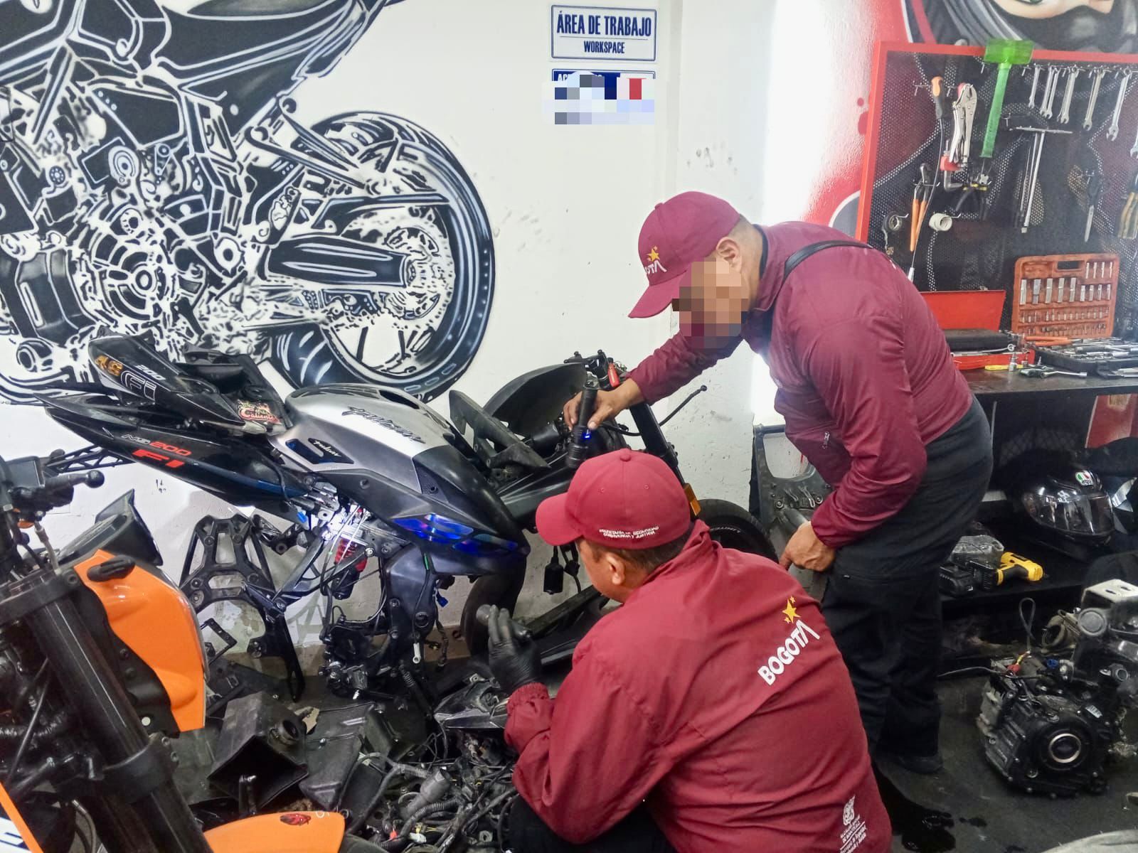 Allanamiento en ‘desguazadero’ de motos en Patio Bonito deja dos capturados y varias autopartes recuperadas