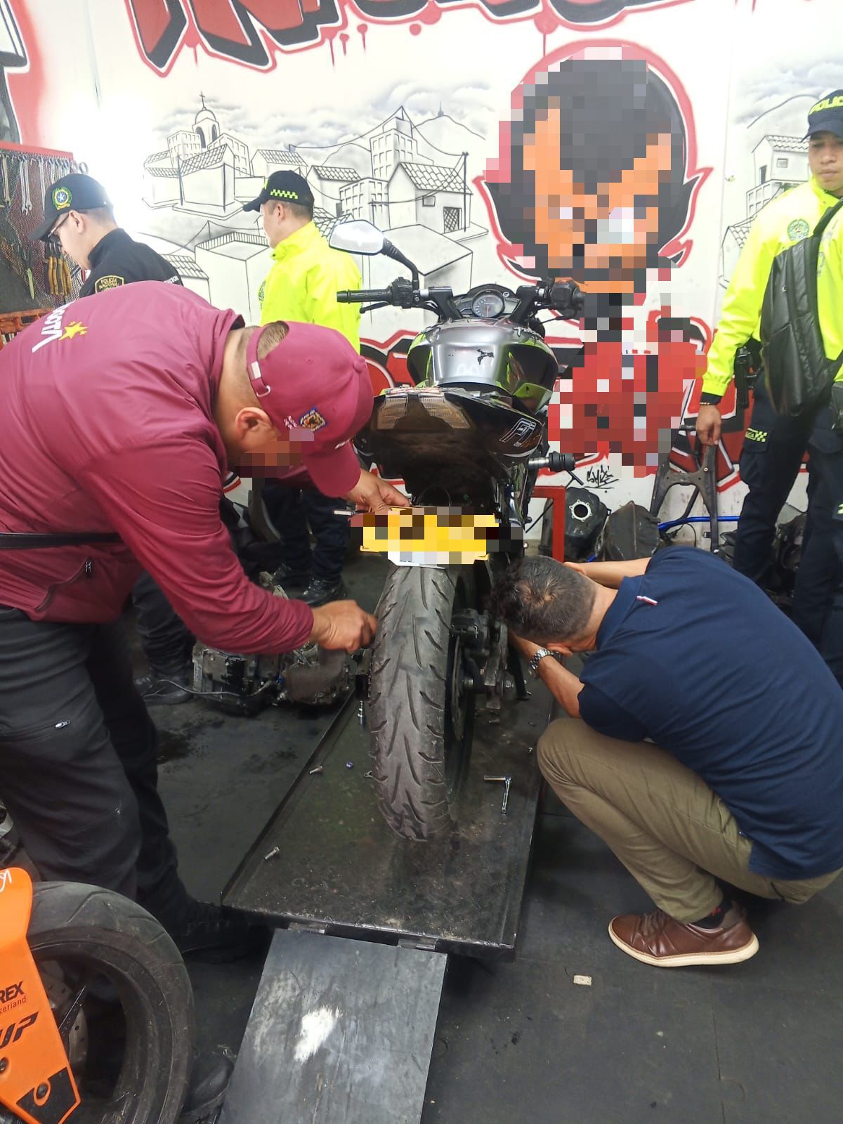Allanamiento en ‘desguazadero’ de motos en Patio Bonito deja dos capturados y varias autopartes recuperadas