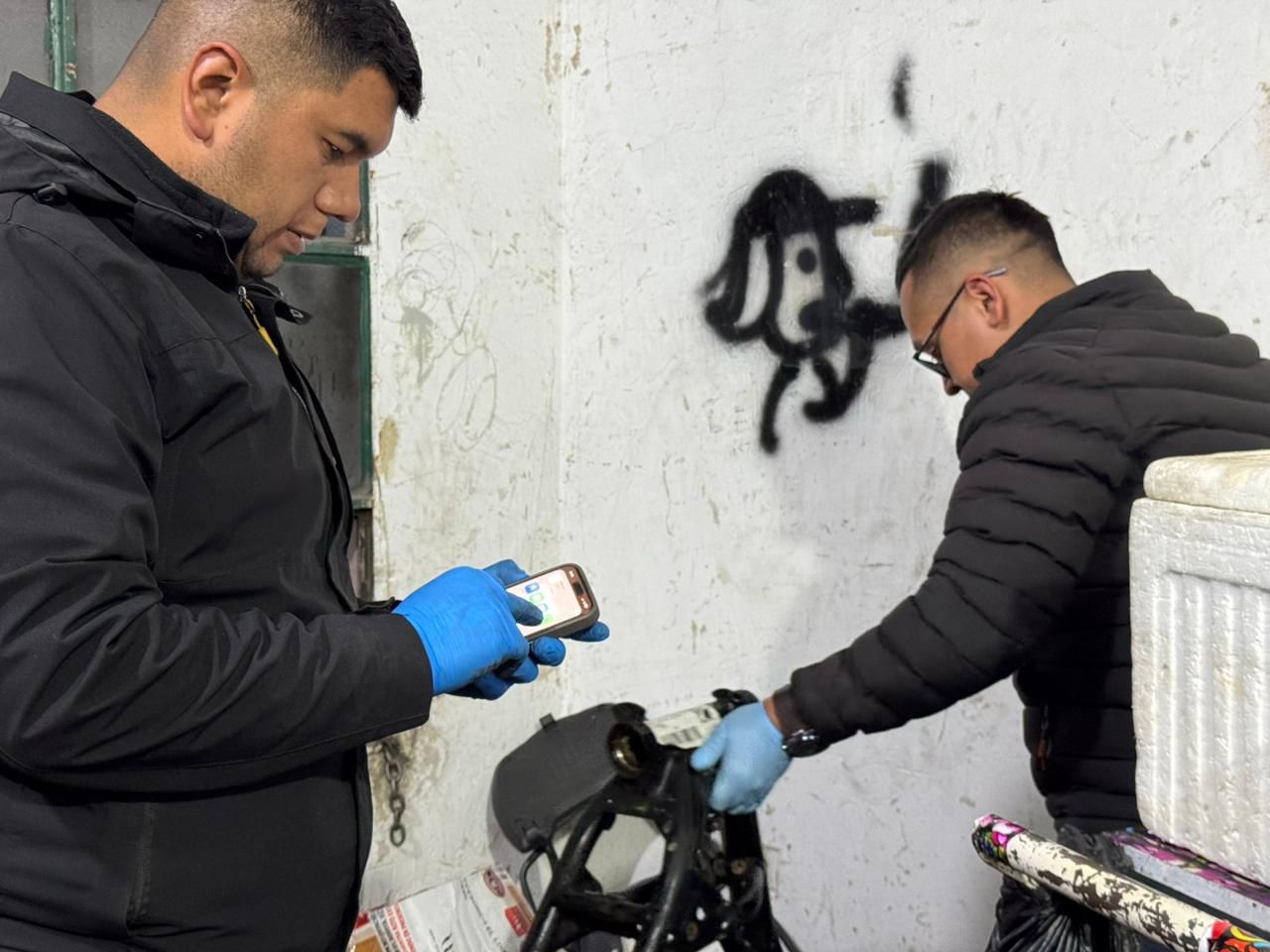 Policía desmantela ‘deshuesadero’ de motos en La Favorita y captura a ocho personas