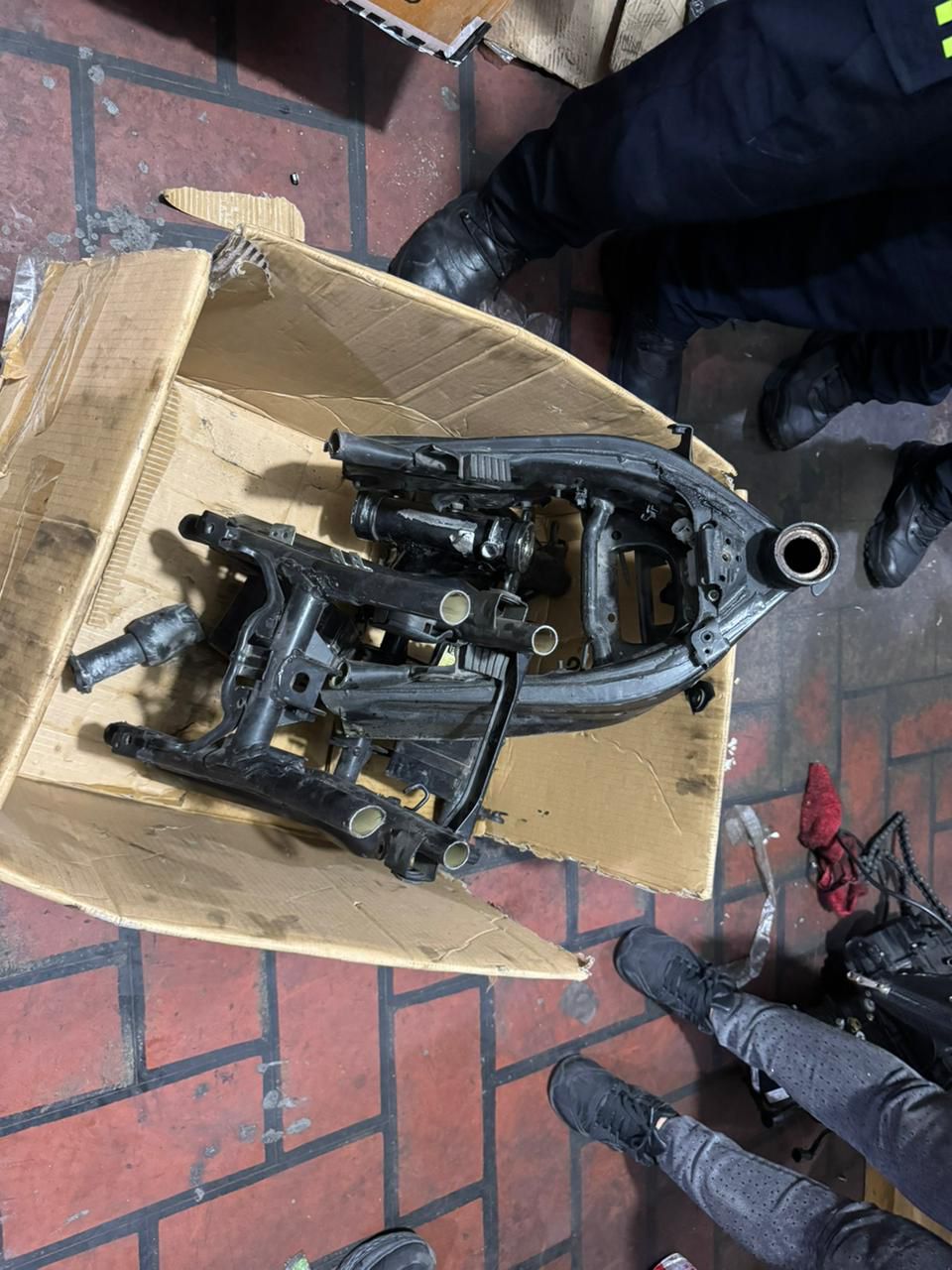 Policía desmantela ‘deshuesadero’ de motos en La Favorita y captura a ocho personas