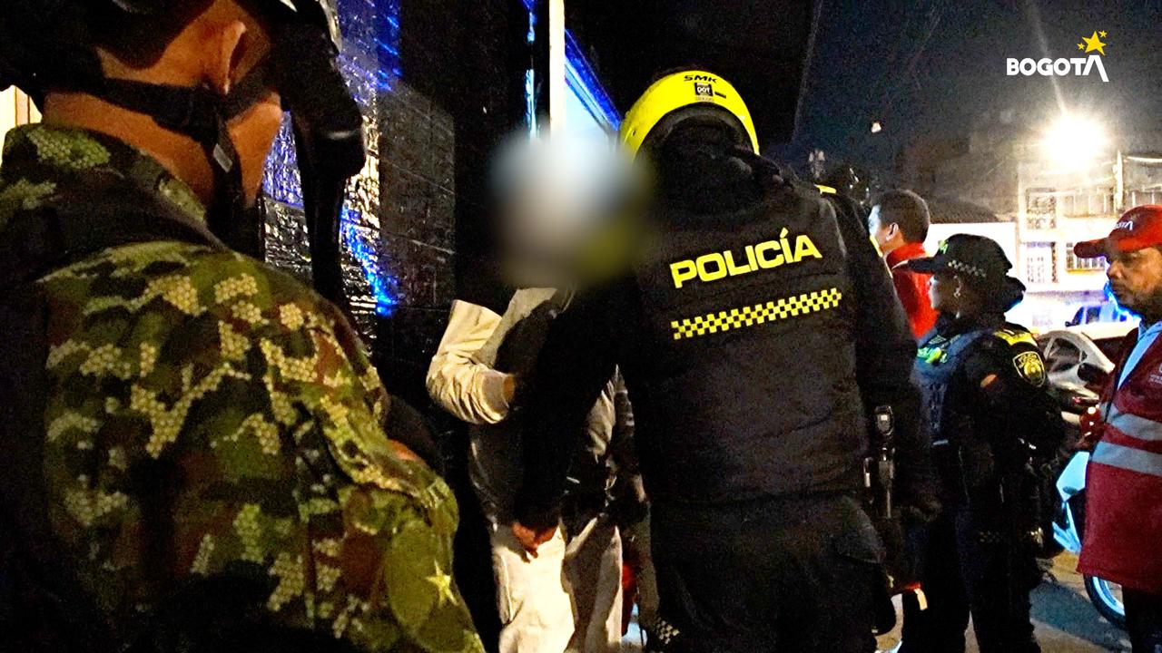 Varios policías en una calle 