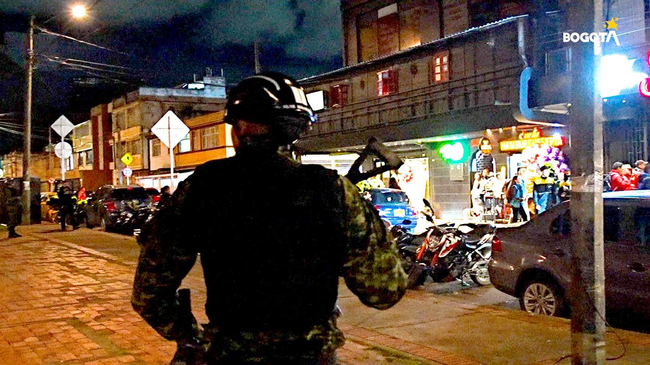 Varios policías en una calle 