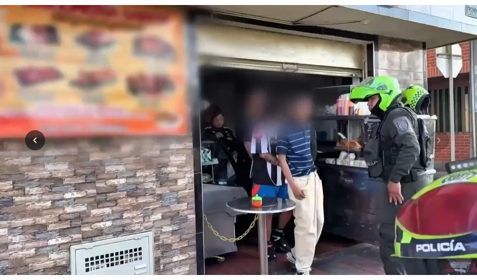 Varias personas y un policía en la calle