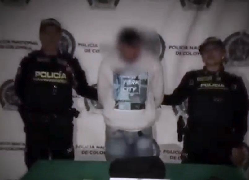 Un hombre capturado junto a dos policías 