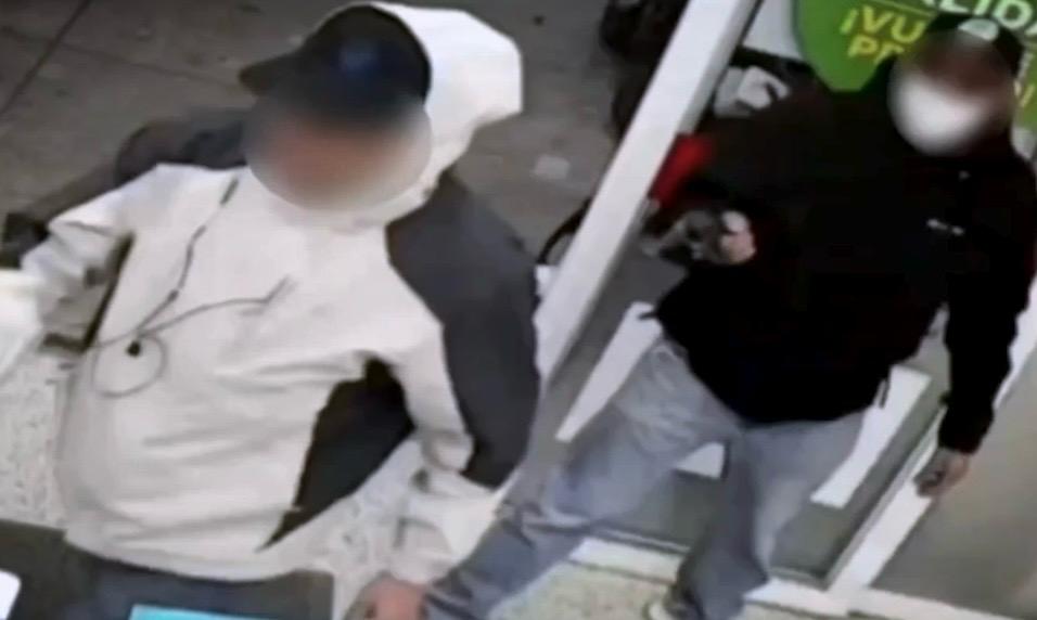 Un hombre apuntando con un arma a otro hombre