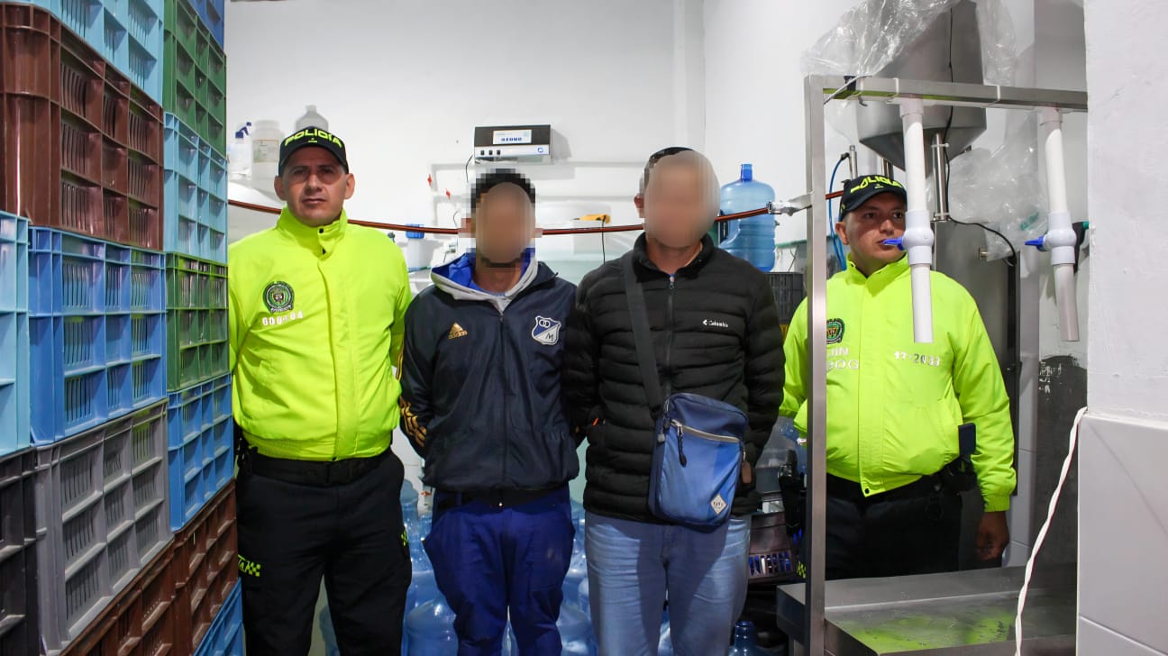 Allanada embotelladora ilegal de agua en Bosa San Bernardino: solo pagaban $5.000 de factura del acueducto cada dos meses Dos hombres capturados junto a dos policías