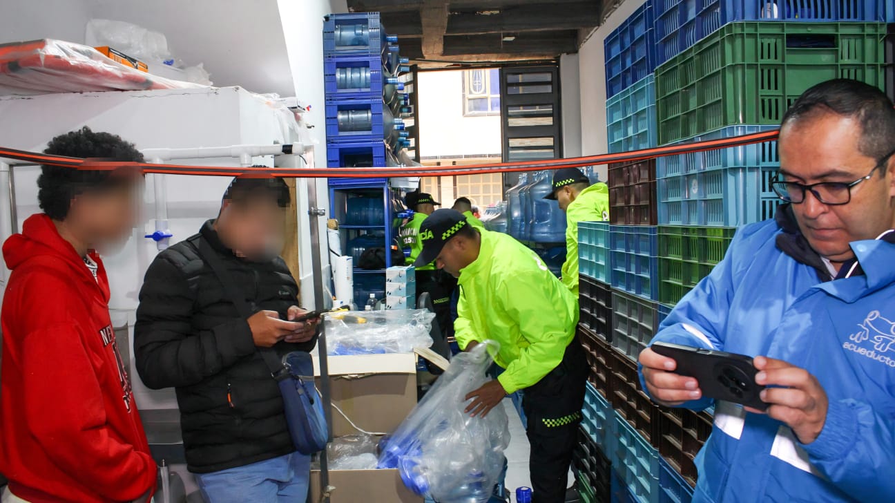 Allanada embotelladora ilegal de agua en Bosa San Bernardino: solo pagaban $5.000 de factura del acueducto cada dos meses Varios hombres Allanando embotelladora ilegal de agua