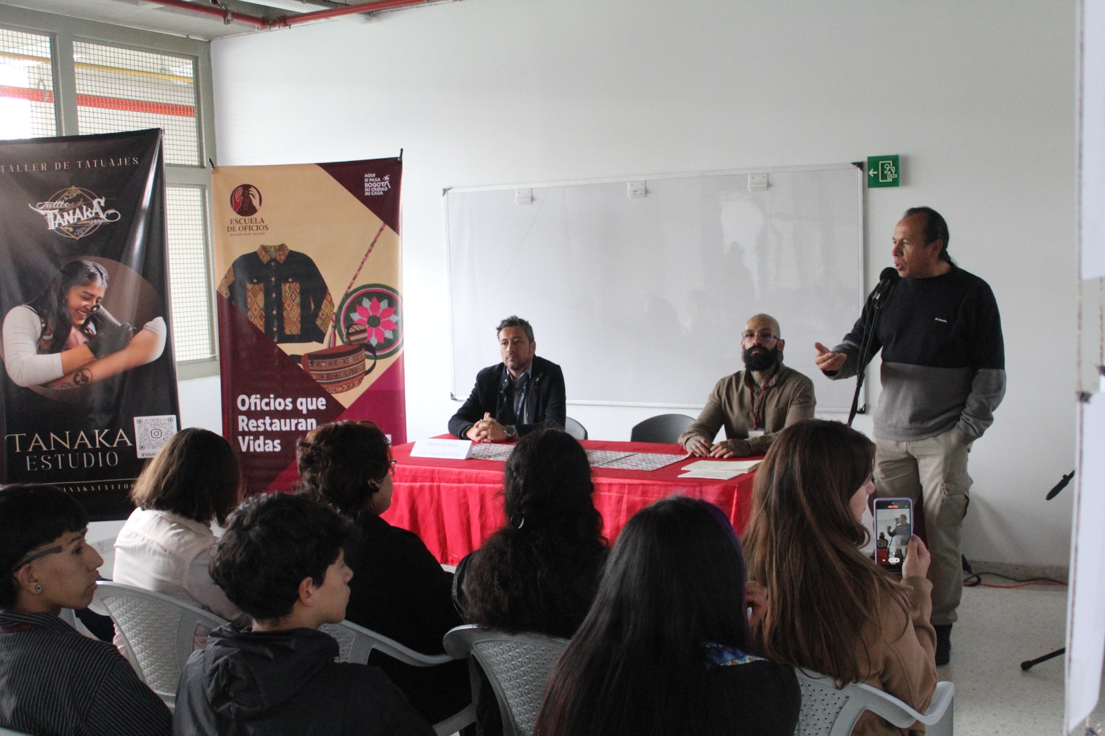   20 jóvenes se graduaron del curso de tatuaje  de la Escuela de Oficios 