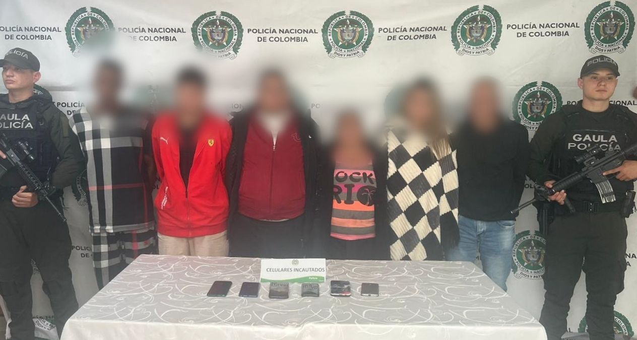 Banda de seis extorsionistas junto a dos policías