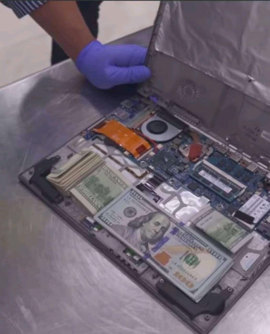 Interior de un computador con dinero