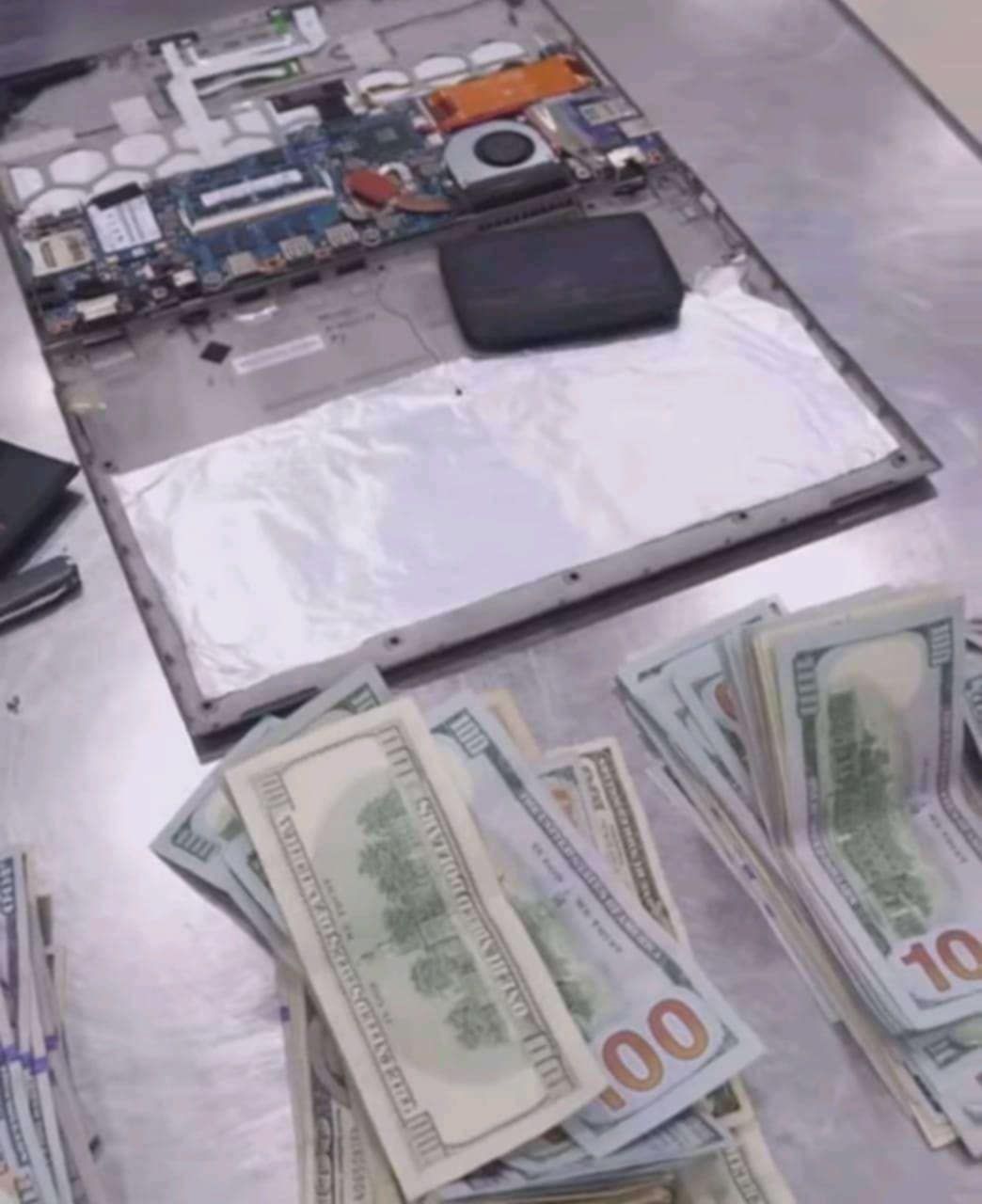 Interior de un computador con dinero