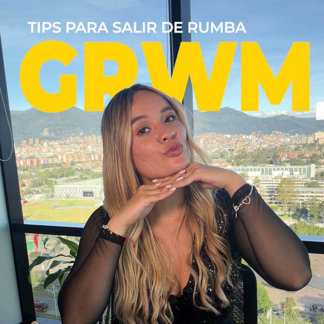 Mujer al lado de una ventana